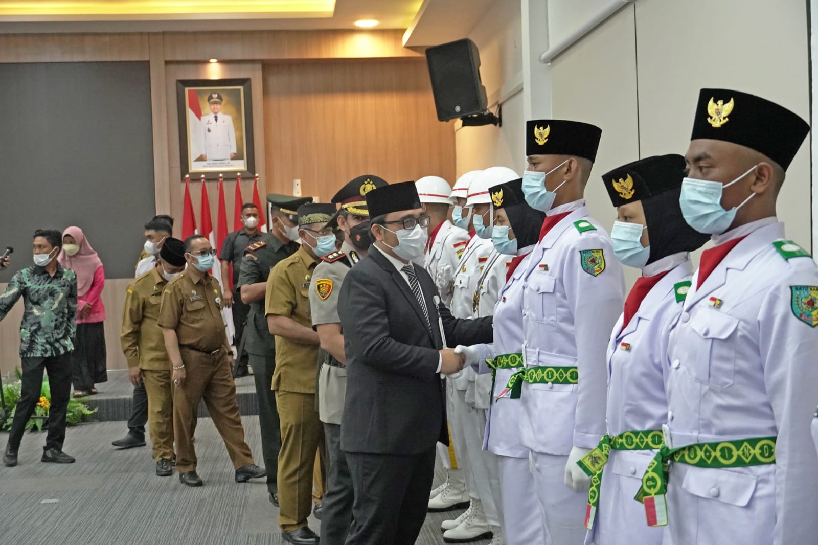 Wabup Oky Iqbal Prima saat mengukuhkan anggota paskibra (foto: KominfoBB)