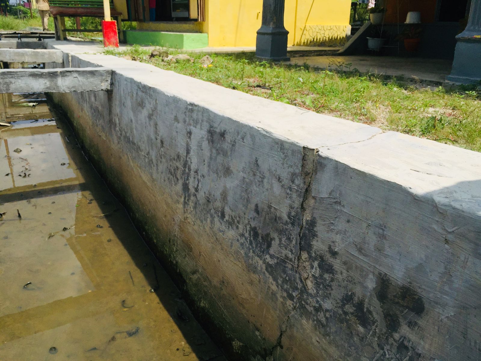 Keretakan di proyek drainase padang genting (foto: Zulfauzan)