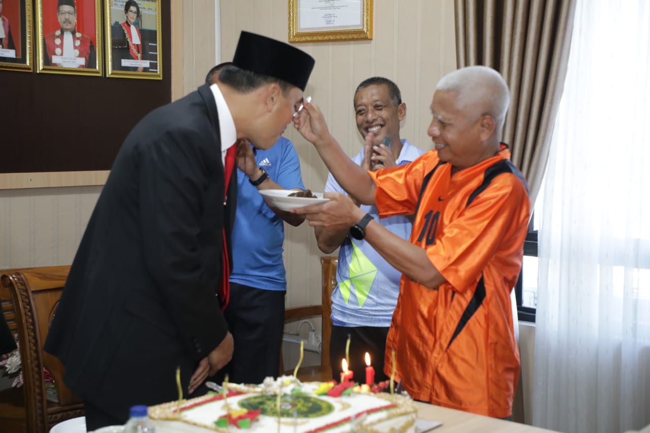 Bupati Asahan H. Surya, BSc, Wakil Bupati Asahan Taufik Zainal Abidin, S.Sos, MSi dan Forkopimda Sambangi Kantor Pengadilan Negeri Kisaran, untuk memberikan ucapan HUT ke 77 Mahkamah Agung RI