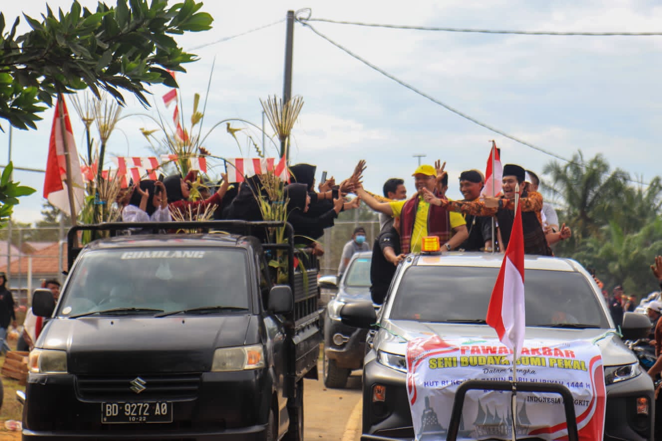 Gubernur Bengkulu Rohidin Mersyah resmi melepas sekaligus mengikuti Pawai Kolaborasi Seni dan Budaya Bumi Pekal, mengelilingi wilayah Ulok Kupai sembari menyapa masyarakat setempat