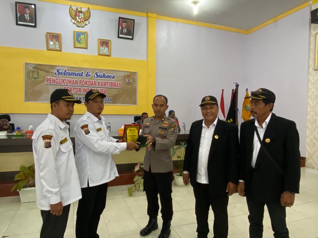 Pengurus Pokdar Air Putih memberikan plakat penghargaan kepada Plt Kapolsek Indrapura (foto: istimewa)