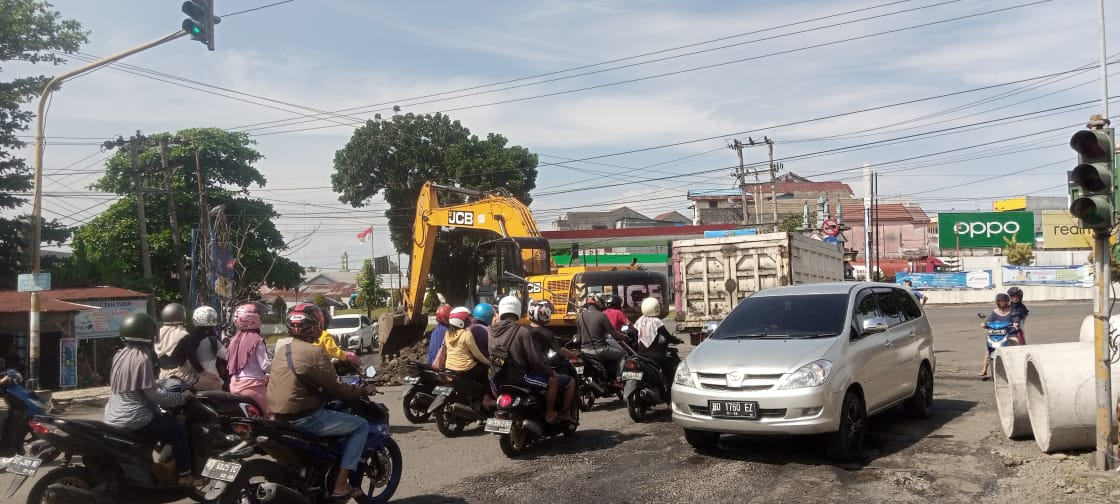 Jalan Kampung Bali Diperbaiki DPUPR Provinsi Terapkan Sistem Buka Tutup 