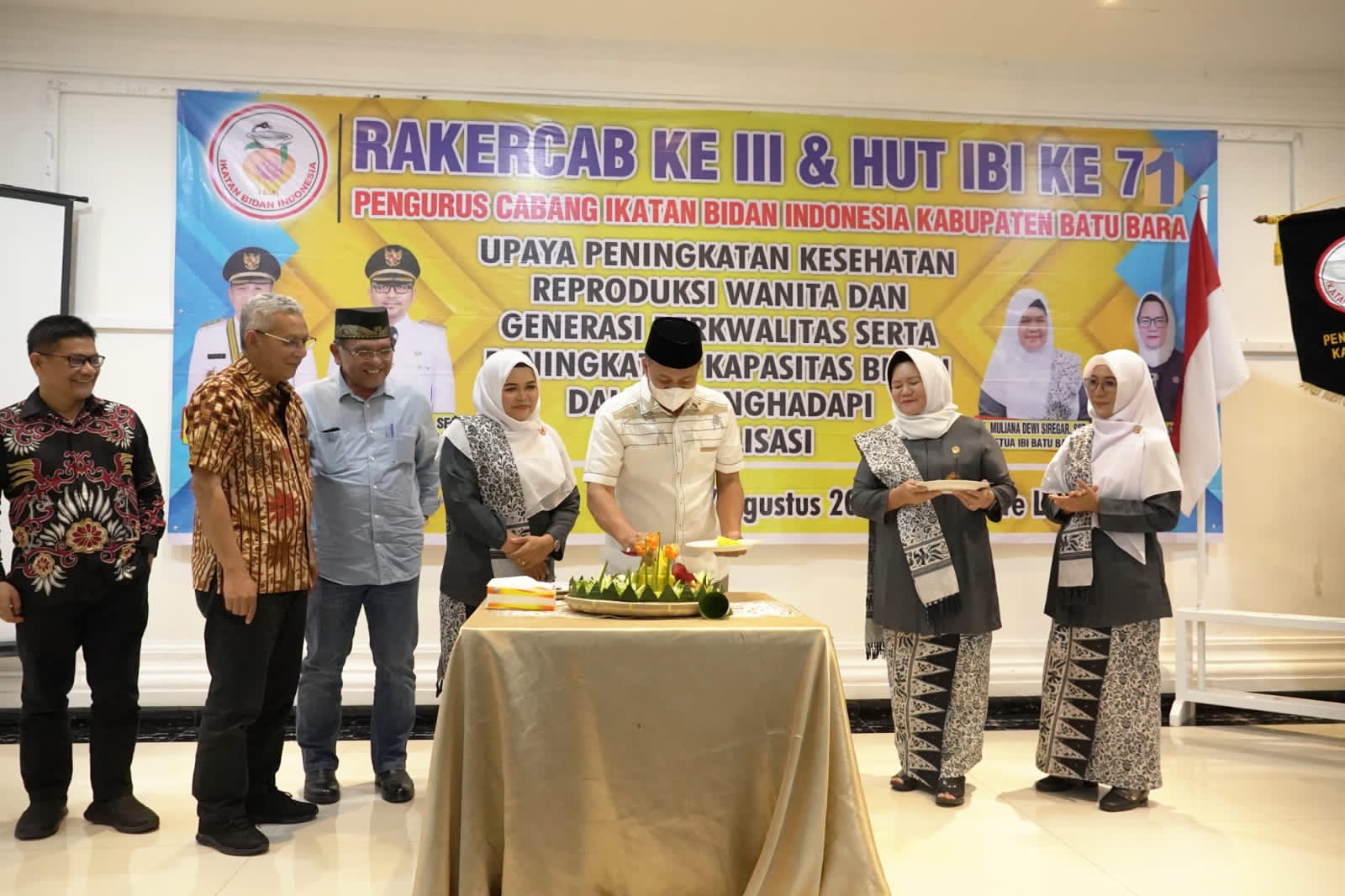 Bupati Batu Bara Zahir memotong tumpeng.(foto: KominfoBB).