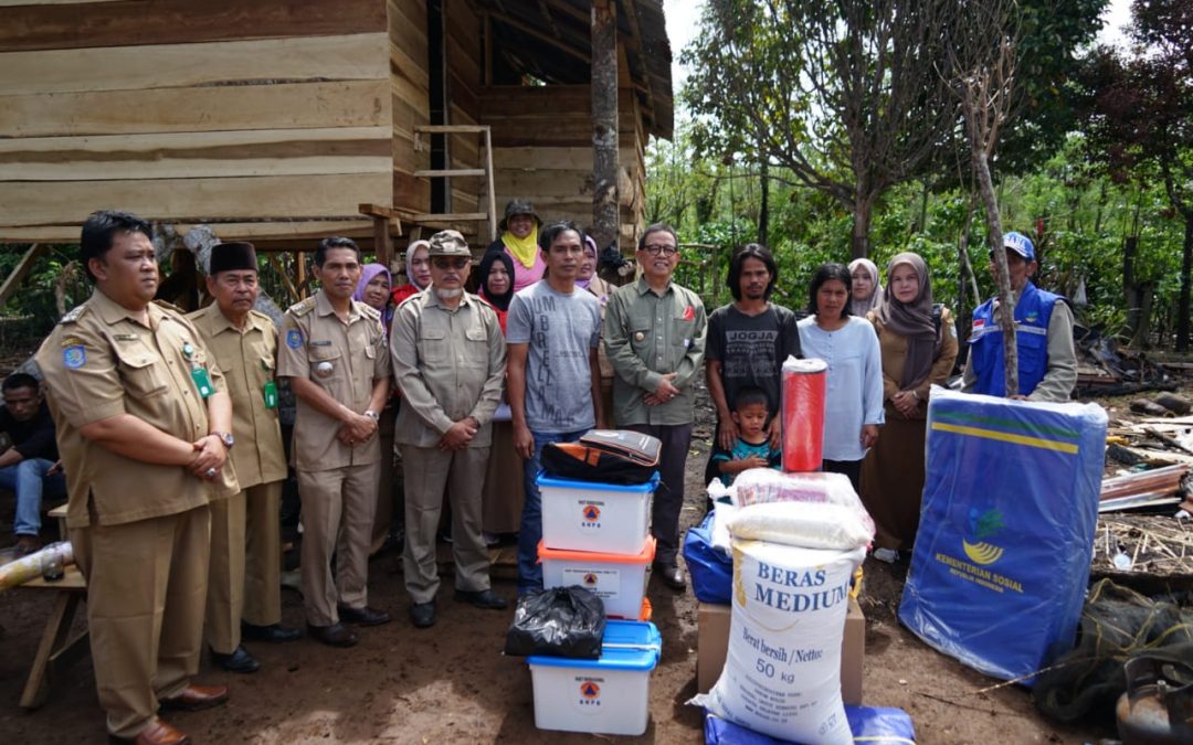 Bupati Kepahiang Berikan Bantuan Kepada Korban Kebakaran  ( Foto : MC Kepahiang ) 