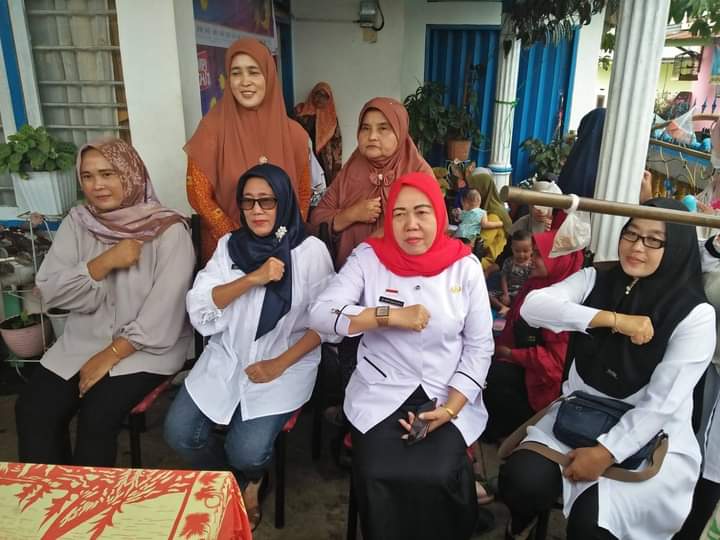 Kadinkes Laksanakan Kegiatan Emo Demo di Posyandu Sawah Lebar Baru