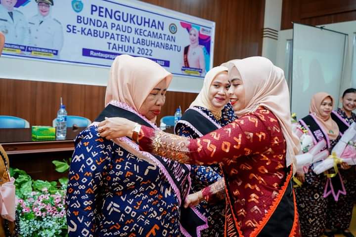 Bunda Paud Kabupaten Labuhanbatu dr. Hj. Maya Hasmita Erik Adtrada Sp.OG.MKM melantik Bunda Paud Kecamatan se Kabupaten Labuhanbatu