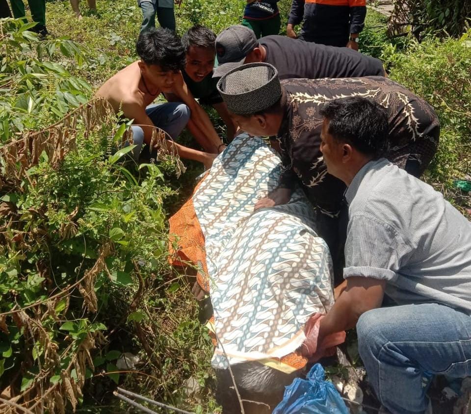 Mayat TO (82) warga Desa Kuala Tanjung ditemukan warga di lokasi pembuangan sampah (foto: HumasPolresBB)