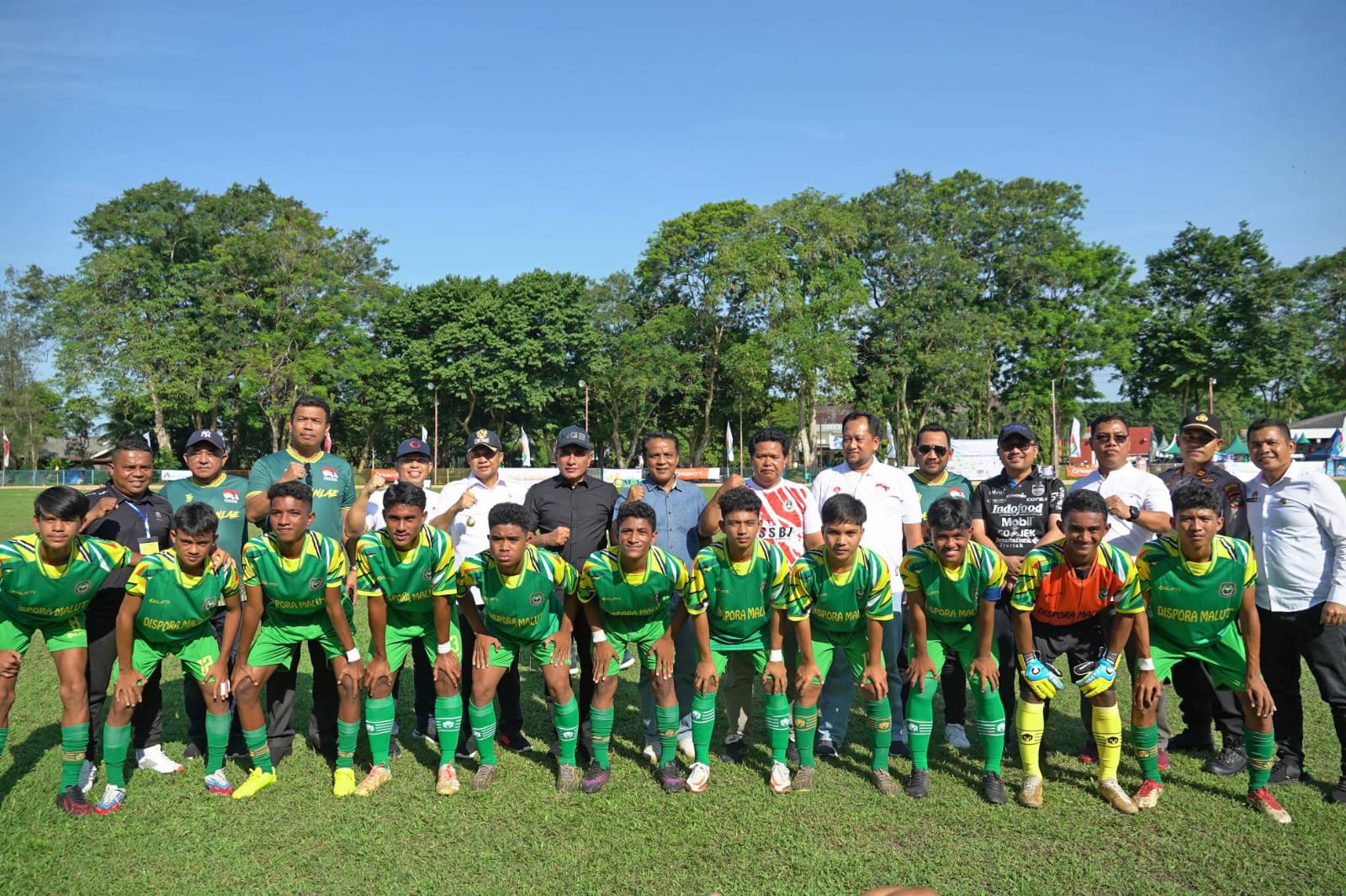 Gubernur Sumut Edy Rahmayadi bersama Bupati Batu Bara saat foto bersama dengan team sepak bola (foto: KominfoBB)