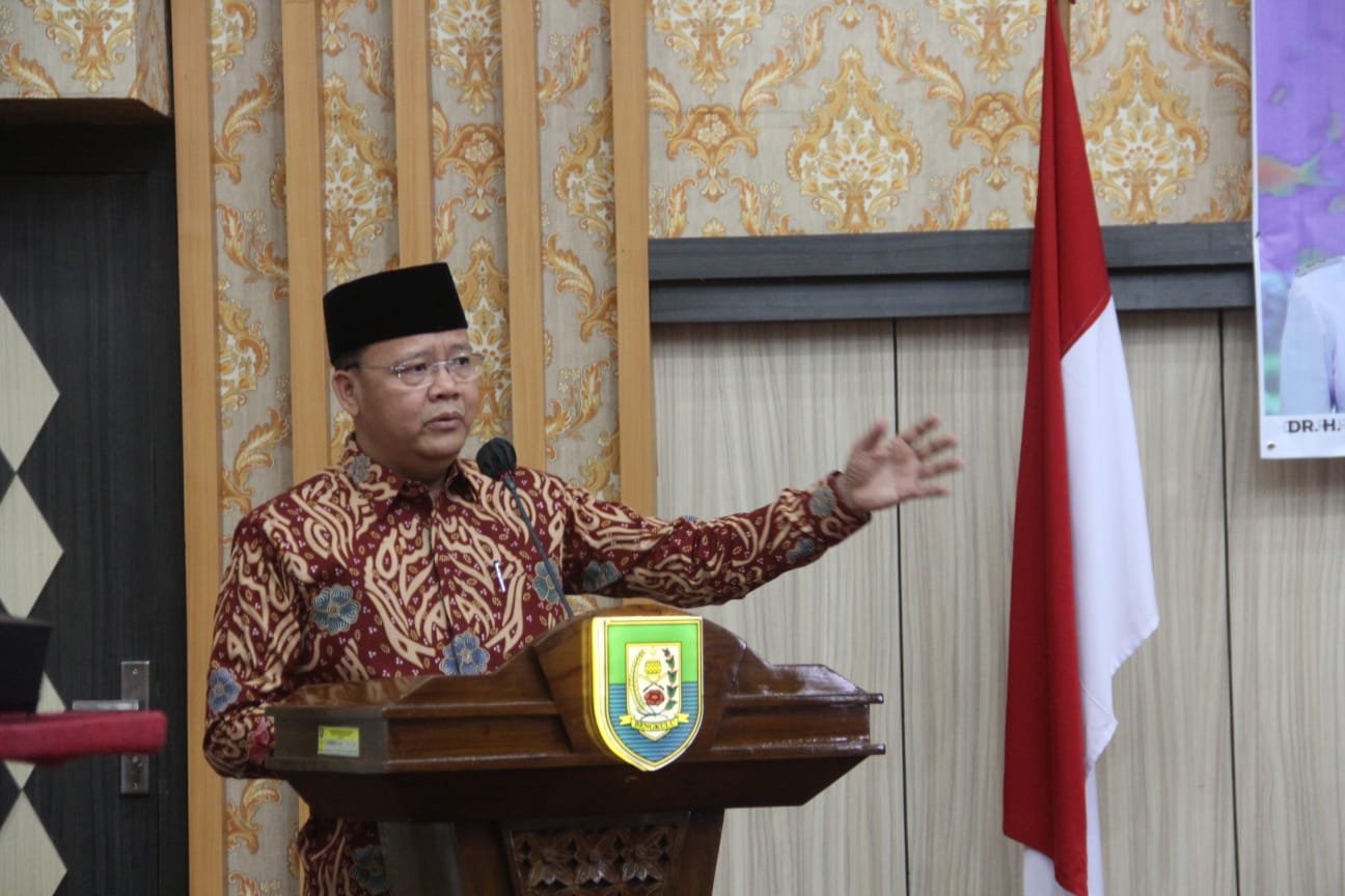 Gubernur Rohidin, saat membuka secara resmi sekaligus memberikan arahan pada Rapat Koordinasi Bidang Kelautan dan Perikanan Kabupaten/Kota Provinsi Bengkulu, di Ruang Pola Provinsi Bengkulu