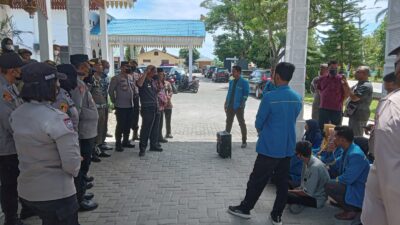 Mahasiswa STIT Batu Bara saat berunjuk rasa didepan Kantor Bupati Batu Bara (foto: istimewa)