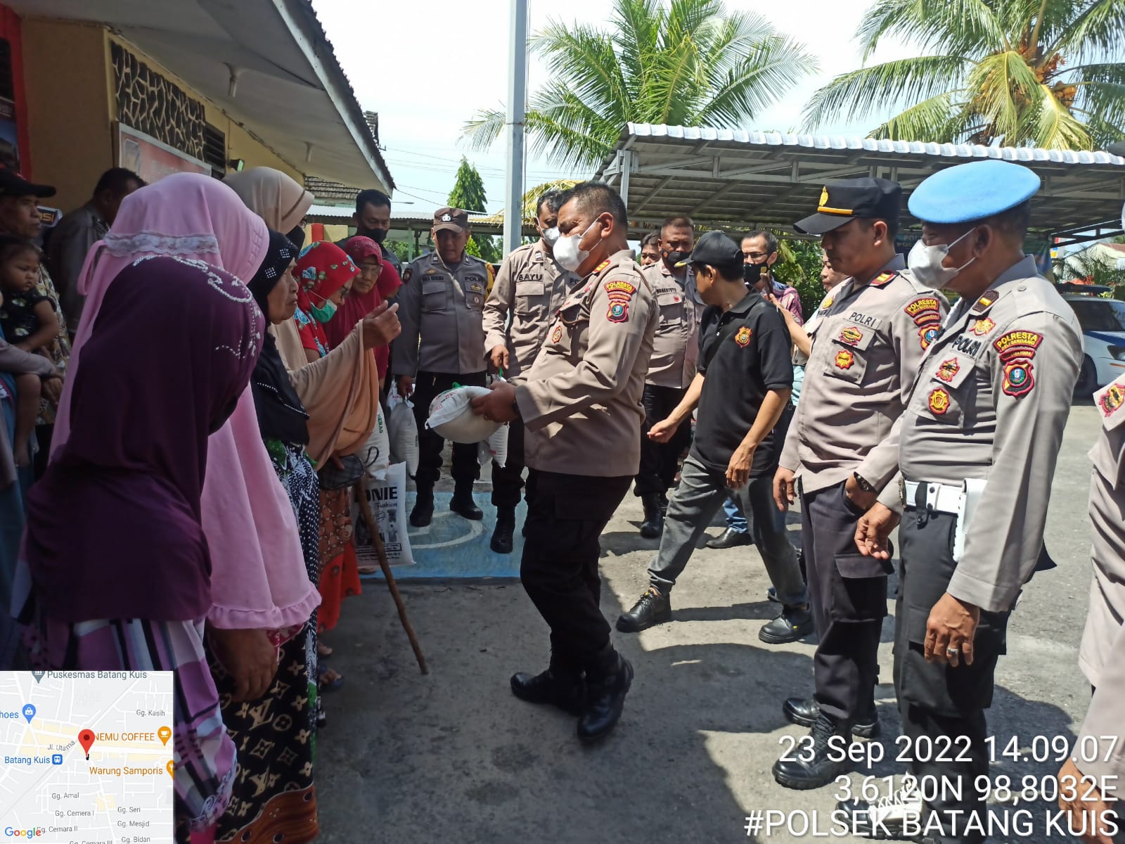 Polsek Batang Kuis Bagikan Sembako Masyarakat Terdampak Kenaikan BBM