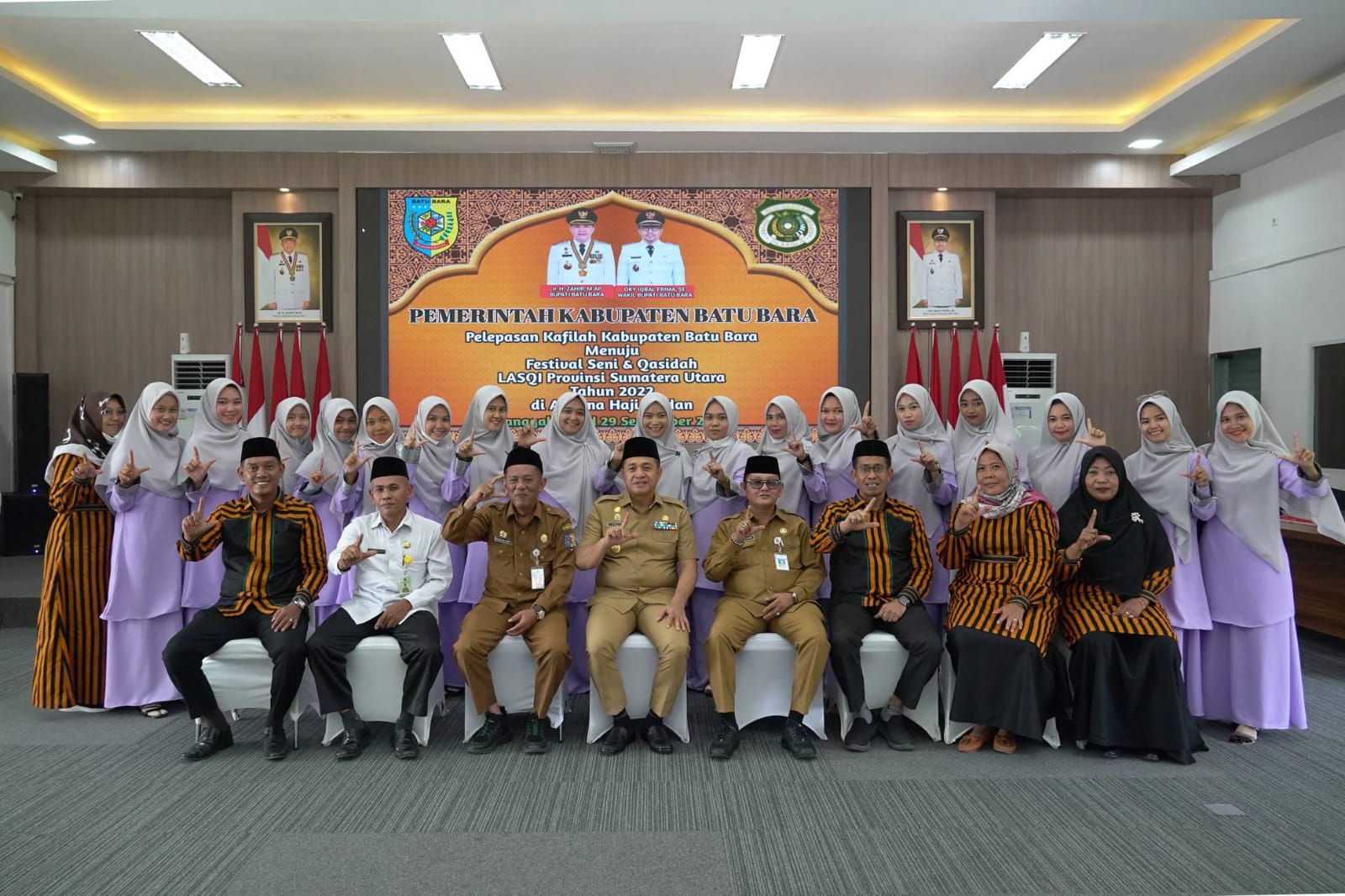 Bupati Batu Bara Ir Zahir saat foto bersama peserta  kafilah asal Batu Bara (foto: KominfoBB)