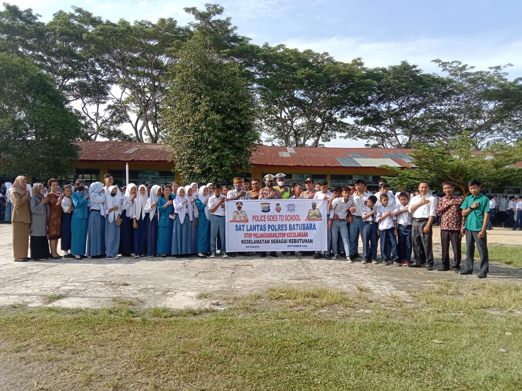 Personil Satlantas Polres Batu Bara memberikan edukasiterkait lalu lintas di SMK N 1 Sei Bejangkar (foto: istimewa)