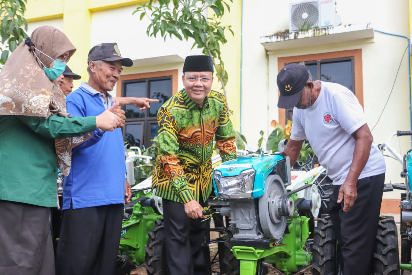 Gubernur Rohidin Serahkan Alsintan Gratis untuk Petani Kota Bengkulu dan Benteng