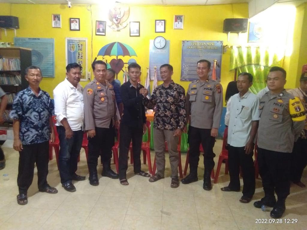 Kapolsek Labuhan Ruku AKP Fery Kusnadi saat melakukan sosialisasi di Sei balai.(foto: istimewa).