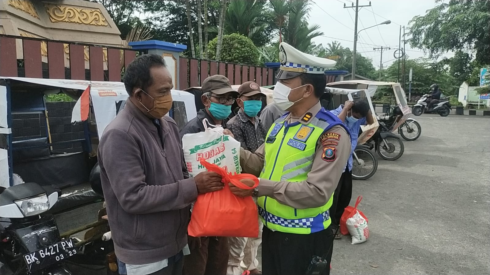 Polresta Deli Serdang Bagikan Bansos Kepada Masyarakat