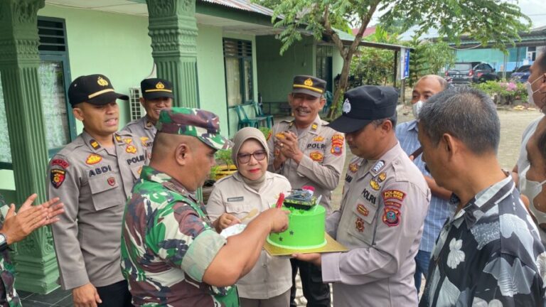 HUT TNI ke-77 Polsek Indrapura Beri Kejutan ke Koramil 02 AP