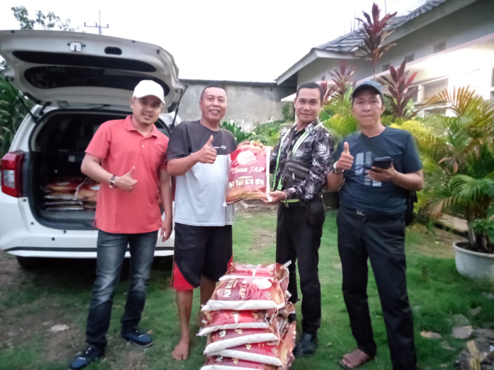 Sedekah Jum'at Transportir Batu Bara Bagikan 200 Sak Beras 