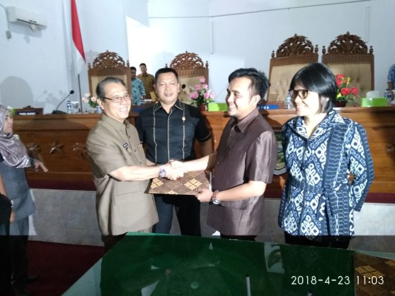 Penyerahan catatan strategis oleh Ketua DPRD Seluma, Husni Thamrin, kepada Bupati Seluma, Bundra Jaya