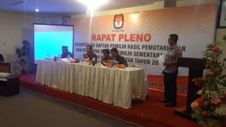 Ketua KIP Aceh Utara Jufri Sulaiman, S.Sos, MAP, Terlihat sedang Memimpin Rapat Pleno
