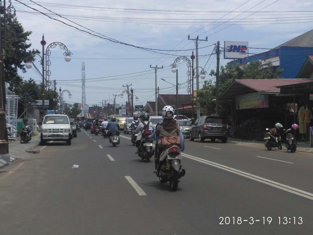 Tampak Salah satu jalan dipenuhi Mobil yang berparkir di Badan Jalan