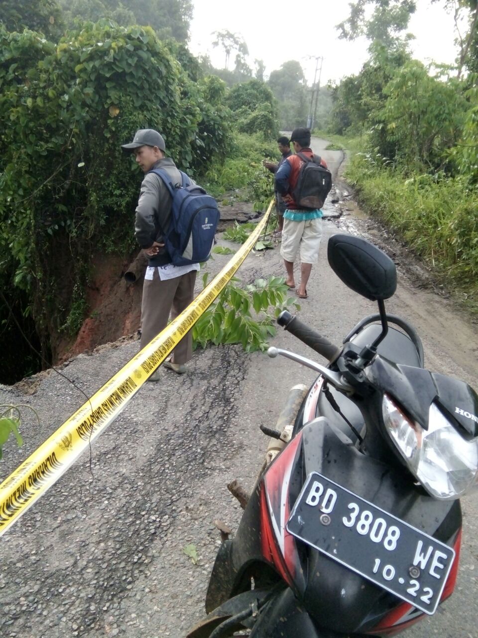 Warga menyaksikan jalan Saung mengalami longsor
