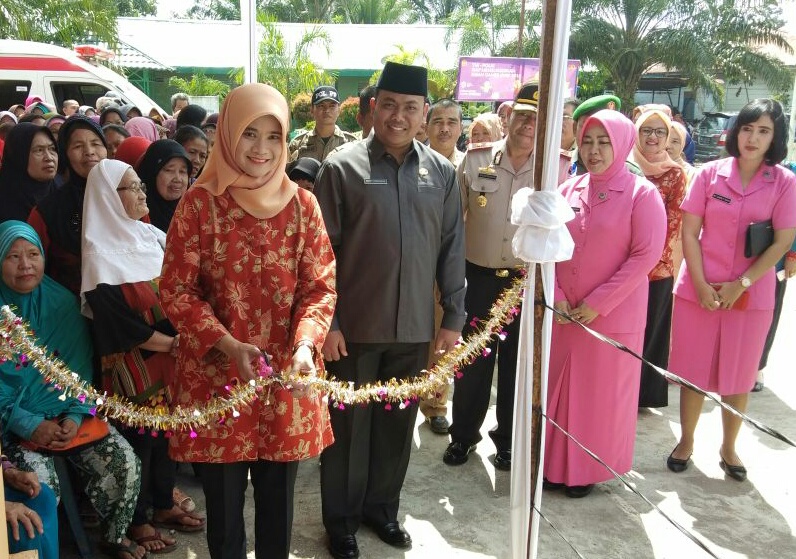 Pembukaan pasar murah oleh ketua dwp pali didampingi sekda pali