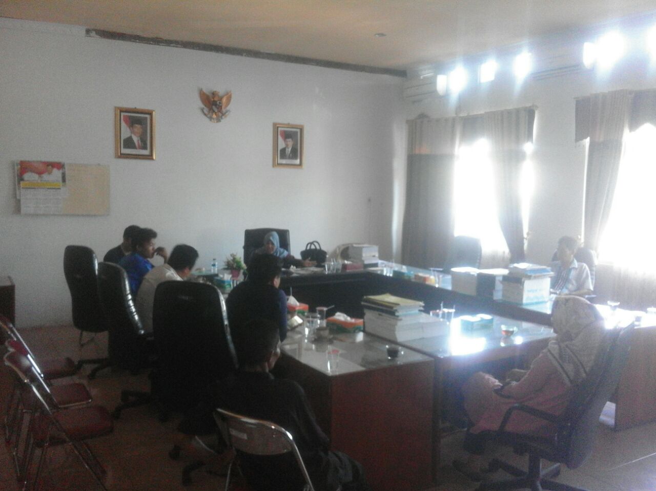 Tampak warga mendatangi kantor DPRD
