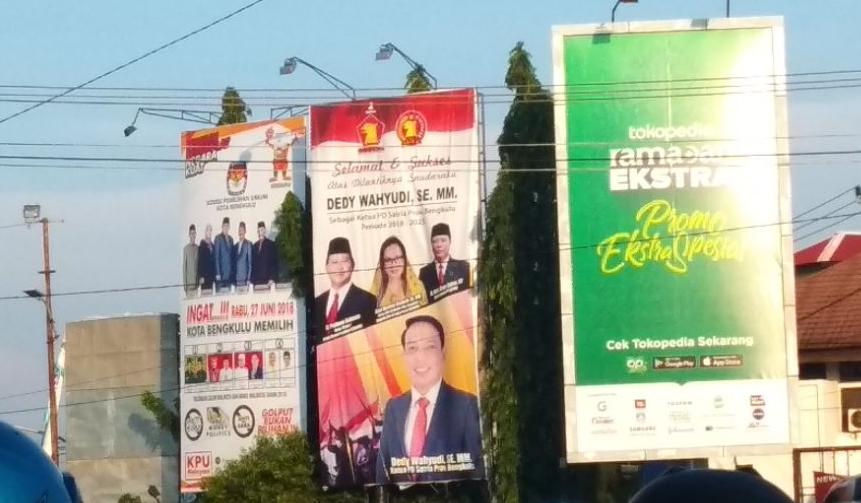 Baliho salah satu paslon yang terpasang di Simpang Padang Harapan
