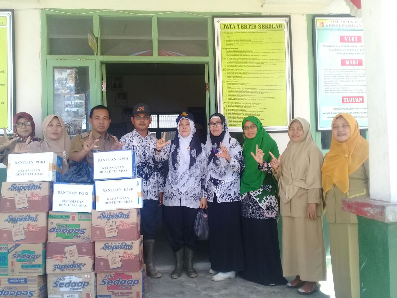 Dinas Pendidikan dan Kebudayaan memberikan bantuan