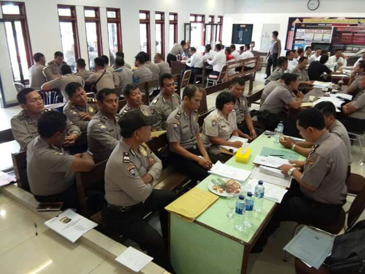  Itwasda Polda Sumut melaksanakan pemeriksaan terhadap personil.