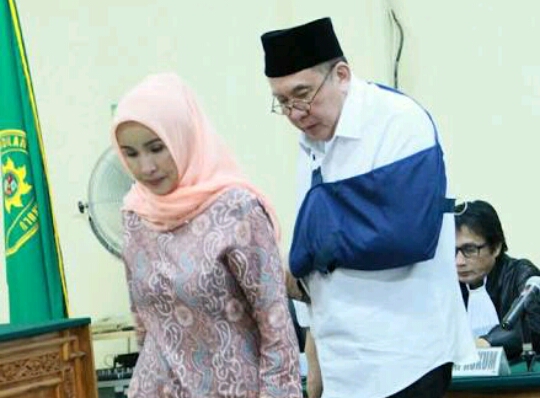 Gubernur Bengkulu (Non Aktif) Ridwan Mukti beserta Istri