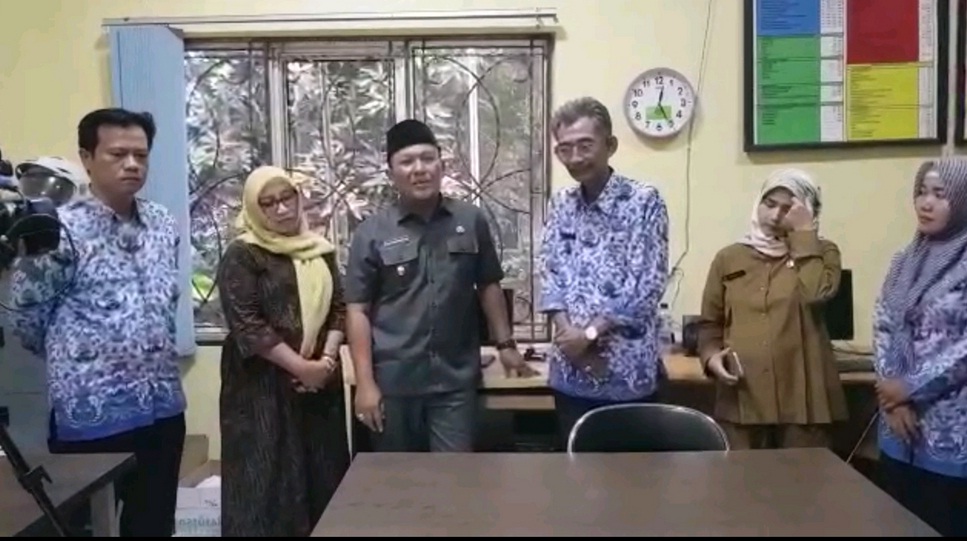 Wabup Karawang setelah memaparkan tentang aturan, agar bank emok dapat terhindari