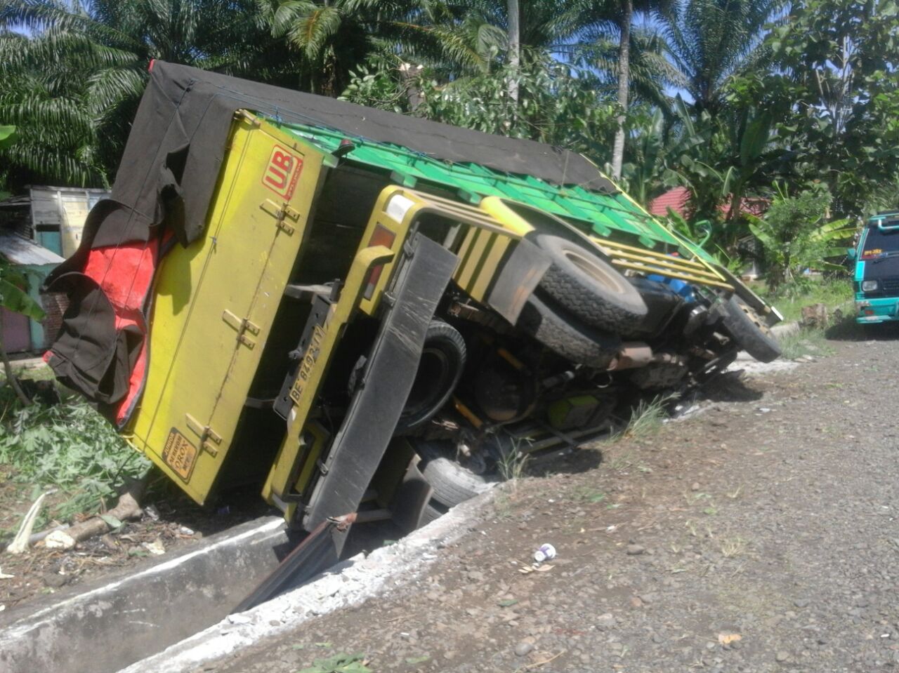 Tampak Mobil Truk yang terguling