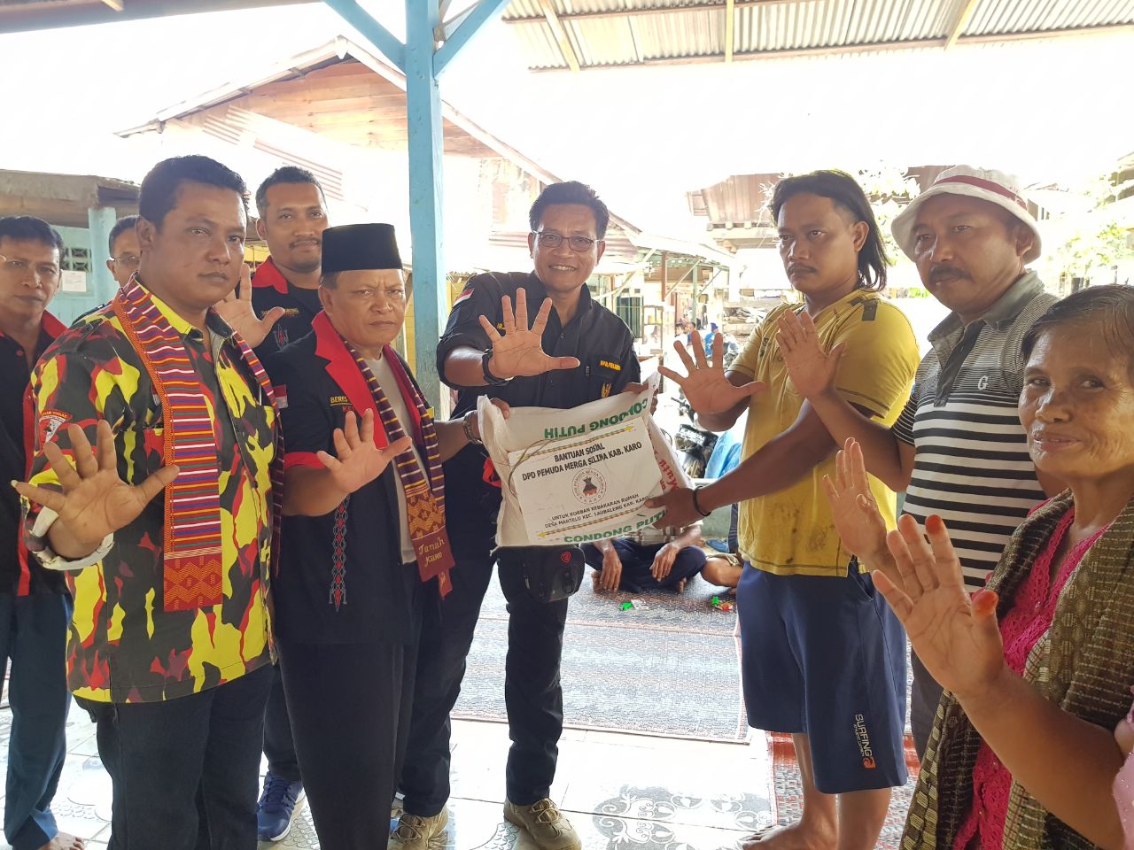 DPD PMS Karo Serahkan Bantuan sembako kepada korban musibah kebakaran di desa Martelu