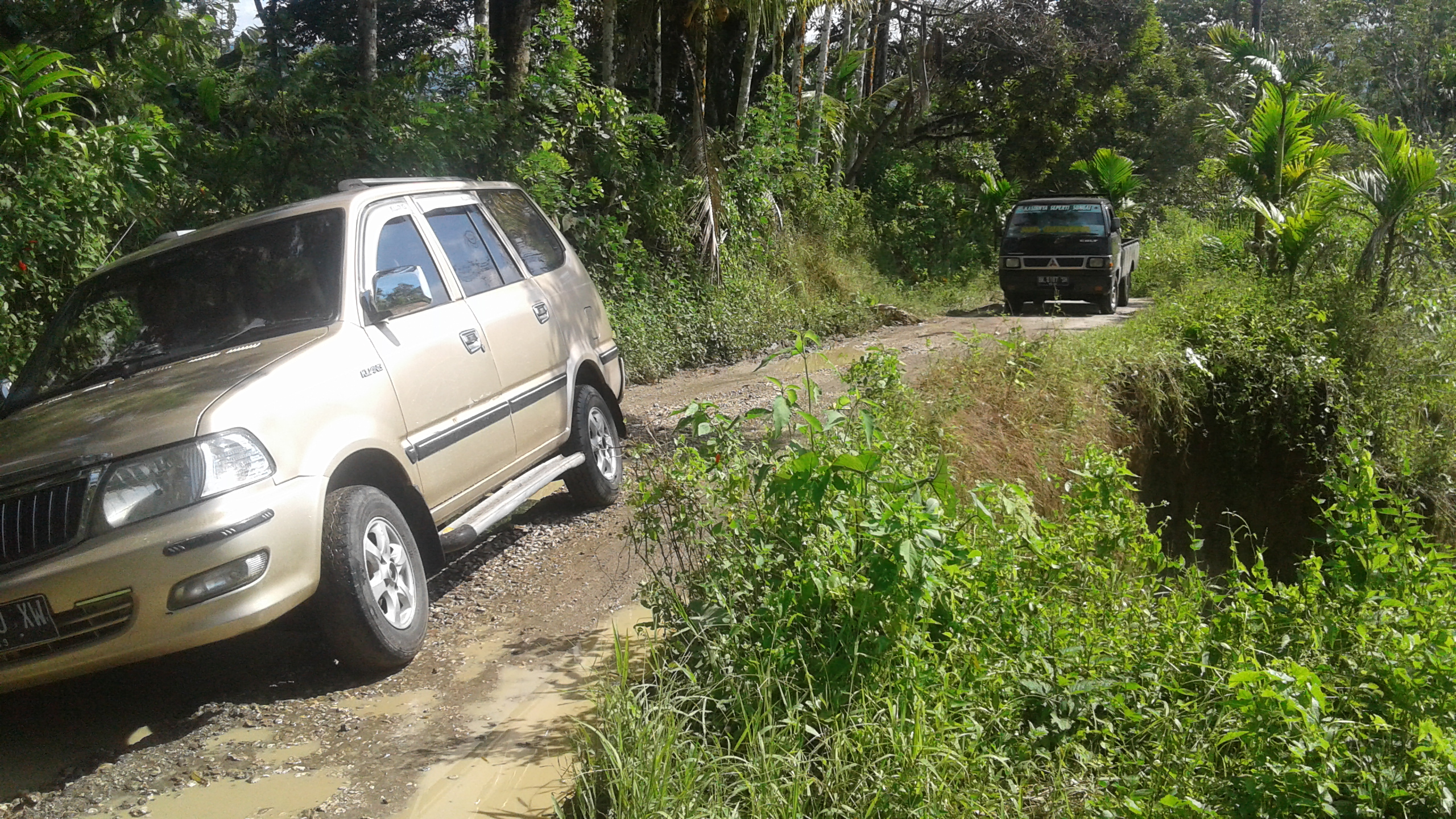 Ruas jalan amblas penghubung Desa Palding Jaya Sumbul dengan desa Ujung Teran
