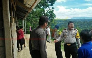 Jurnalis bernama Andarias yang selama ini menulis tentang kondisi sekolah itu diminta mendampingi Kapolres Tator, AKBP Julianto Sirait