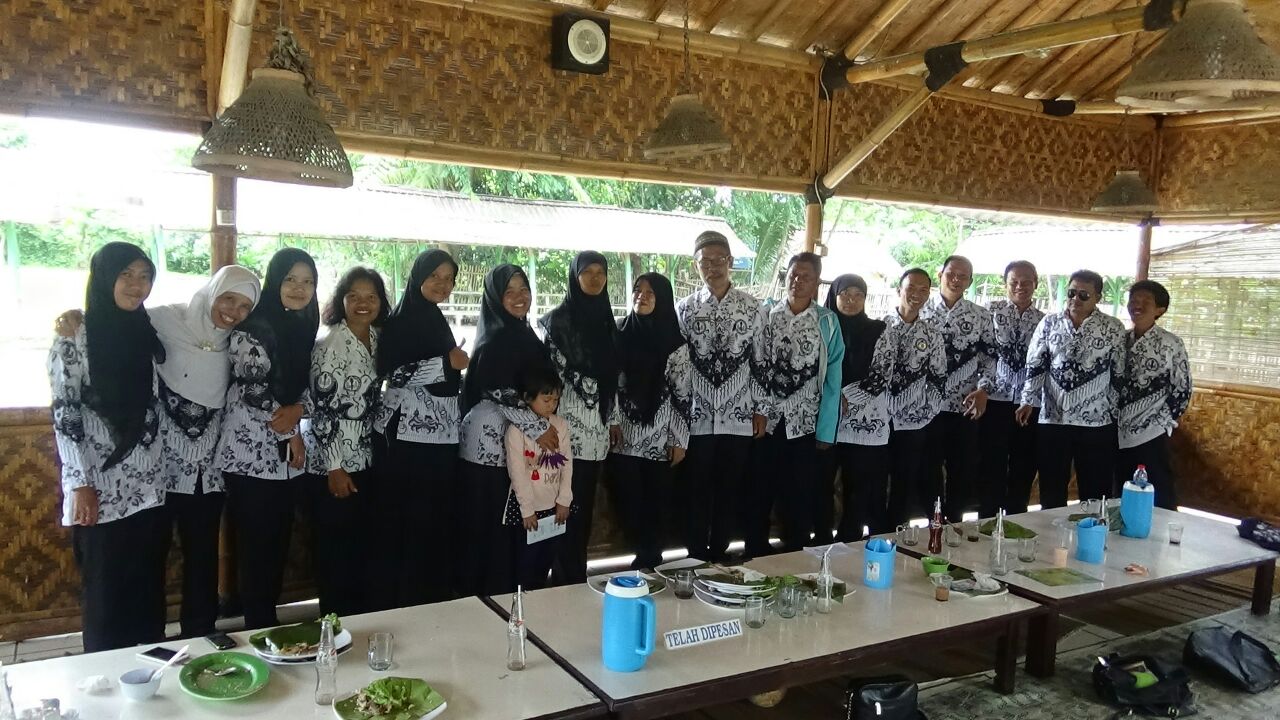 Guru SMPN 2 Tirtamulya ,rayakan hari ulang tahun guru Nasional di RM Sambel Hejo
