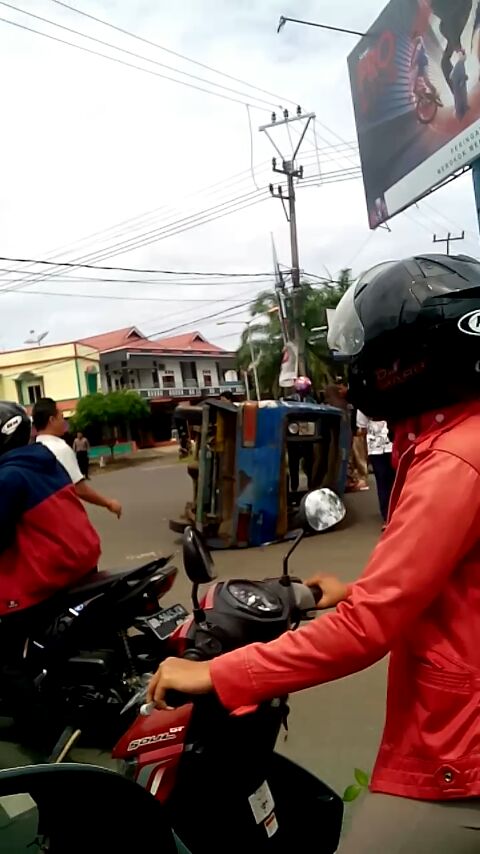 tampak mobil terguling akibat tabrakan
