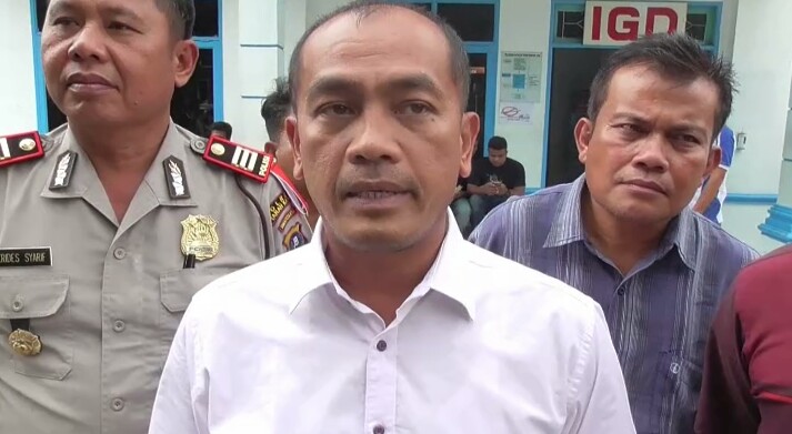 Kasat Reskrim didampingi Kapolsek Simpang Empat saat memberi keterangan di depan Rumah Sakit Umum Kabanjahe.