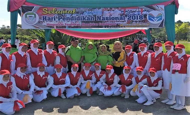 Kepala Dinas Foto bersama  