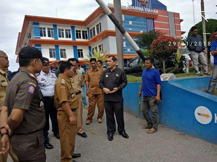 Tampak Bupati Karo Meninjau Lokasi Jalan