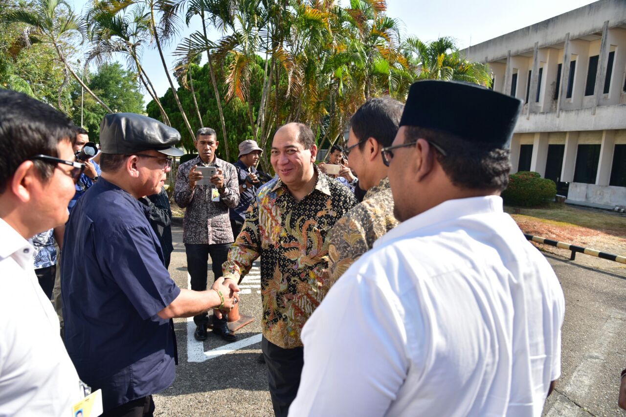 Gubernur yang didampingi Asisten II Taqwallah disambut sejumlah petinggi konsorsium BUMN