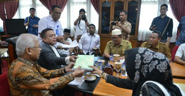 Gubernur Aceh Irwandi Yusuf Menerima Delegasi Guru Honorer Di Ruang Kerjanya