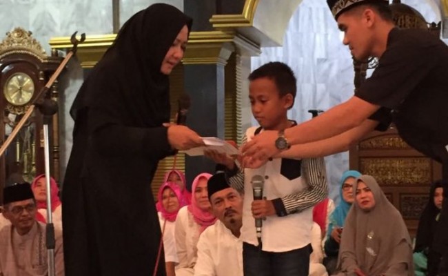 Tampak Bupati Tuba Menyantuni Anak SD