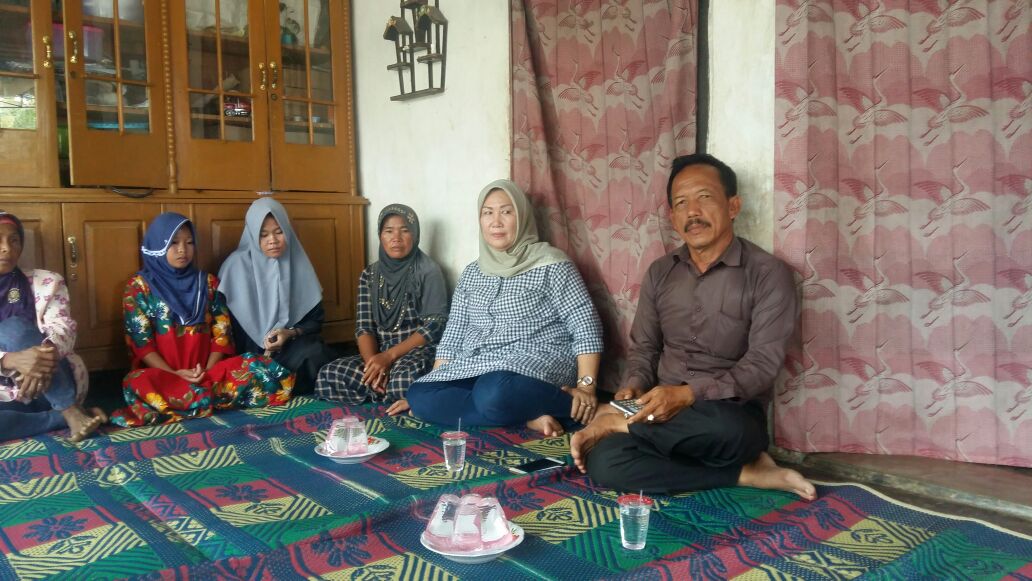 wakil bupati kaur Hj yulis suti sutri,Skm menyambangi rumah korban nelayan hilang