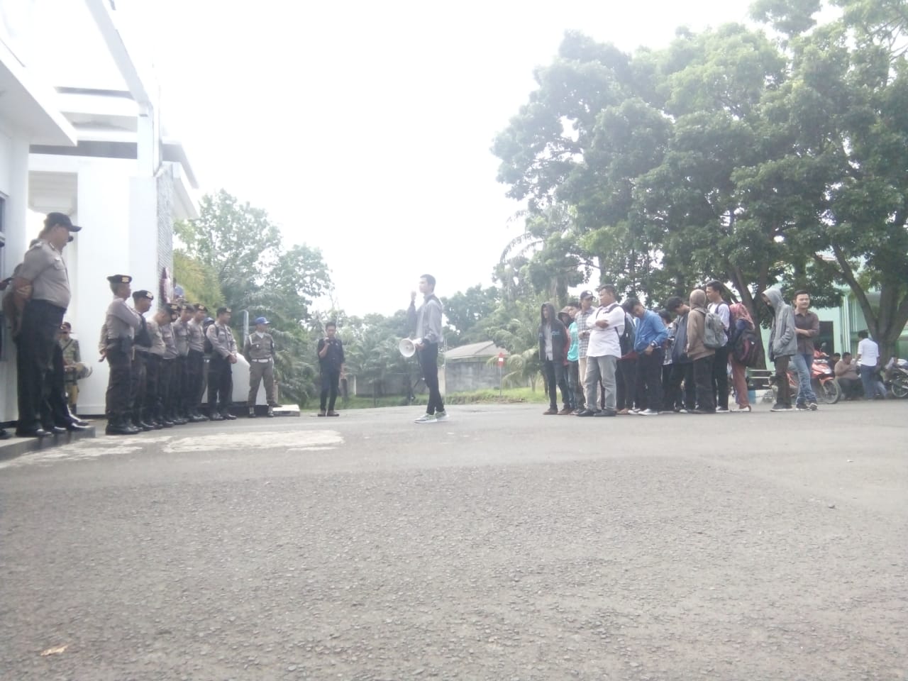 Puluhan massa dari mahasiswa yang tergabung dalam Kelompok Study dan Advokasi (KSA) Bengkulu mendatangi Kantor Gubernur