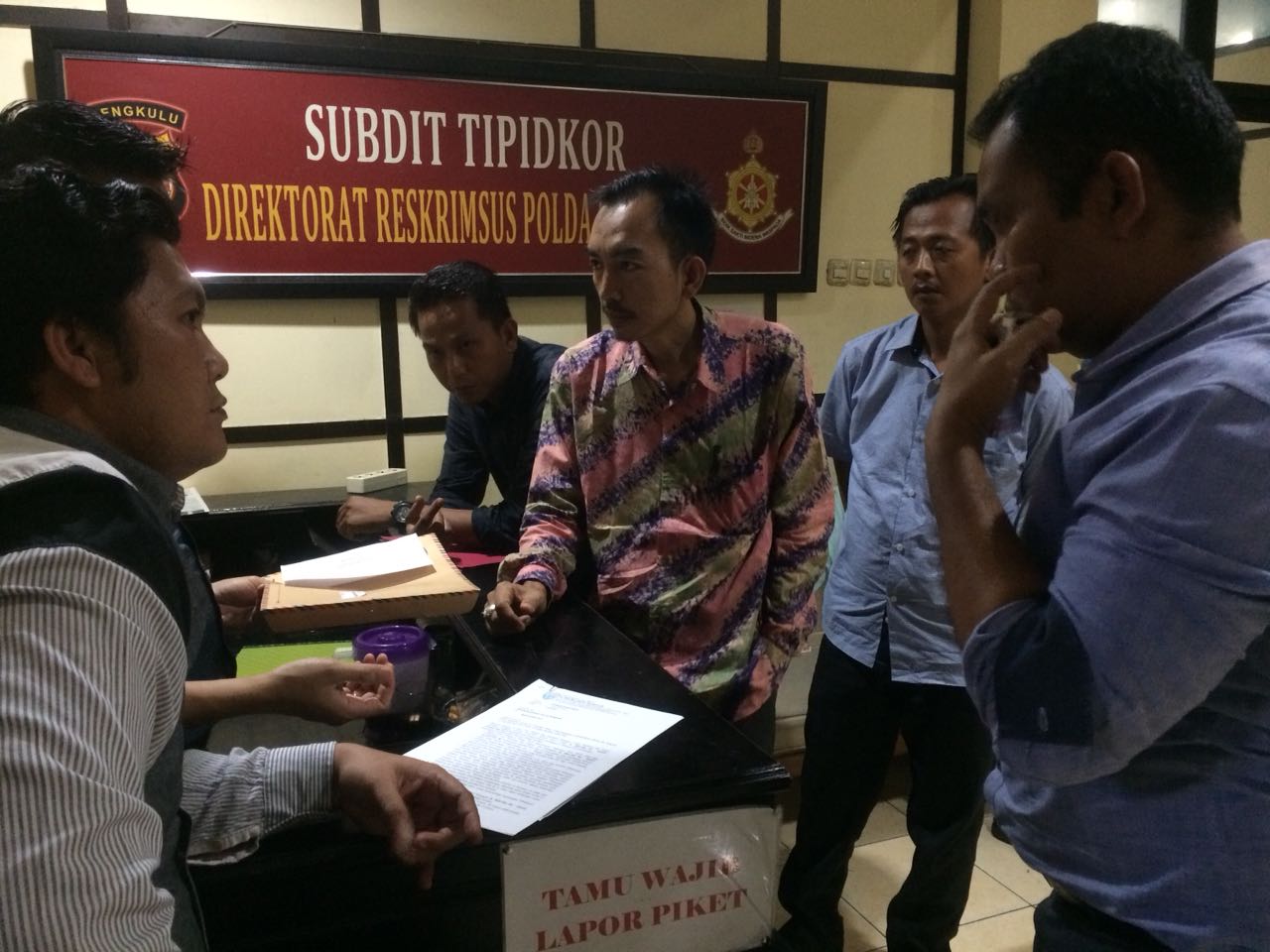 Timhum Helmi-Dedy saat melaporkan ke Polda Bengkulu