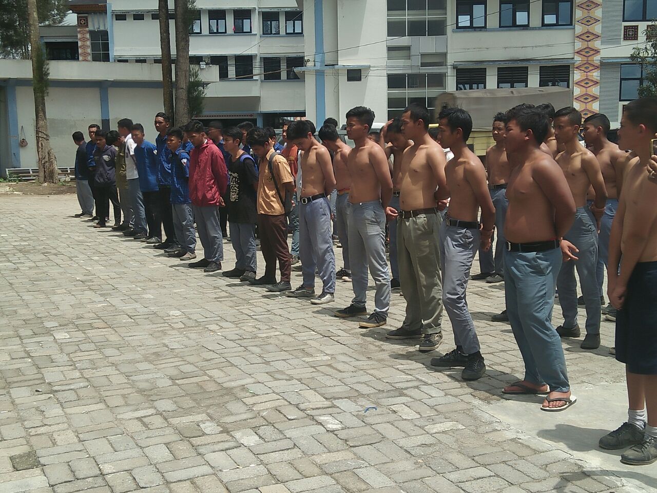 Para siswa saat diberikan arahan