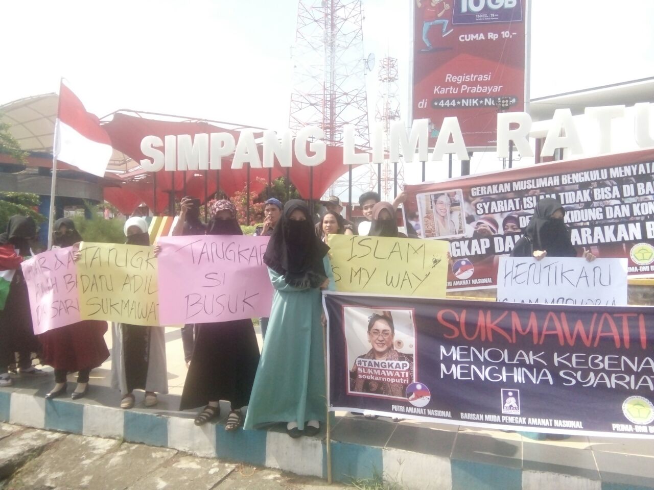 Gerakan Aksi Damai Muslimah Bergerak saat disimpang Lima Bengkulu